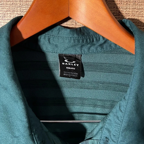 🌻 OAKLEY Men’s sz. 2XL Aero Striped Polo in Pine Forest Golf Active Travel - Picture 2 of 6